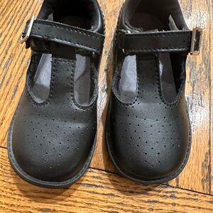 Stride Rite’s classic black T-strap Velcro size 8T